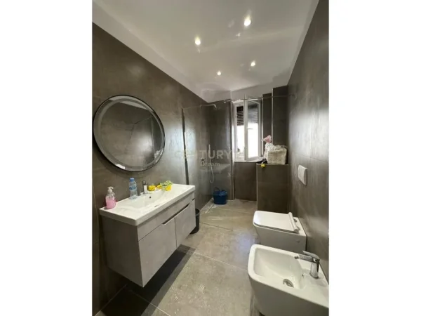 Tirane, jepet me qera zyre Kati 4, 100 m² 650 € (Brraka)