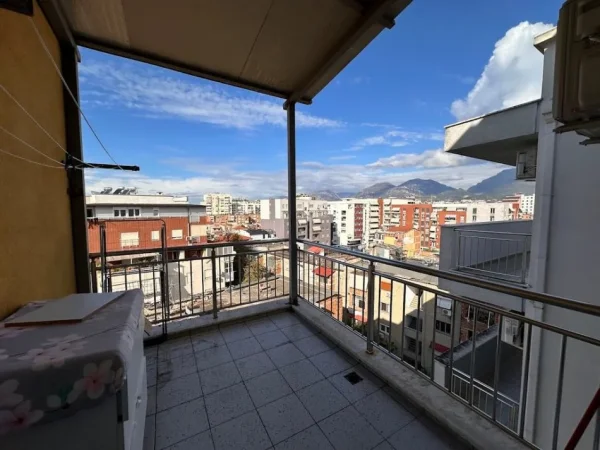 Tirane, jepet me qera apartament 1+1 Kati 7, 51 m² 550 € (Fusha Ali Demi)