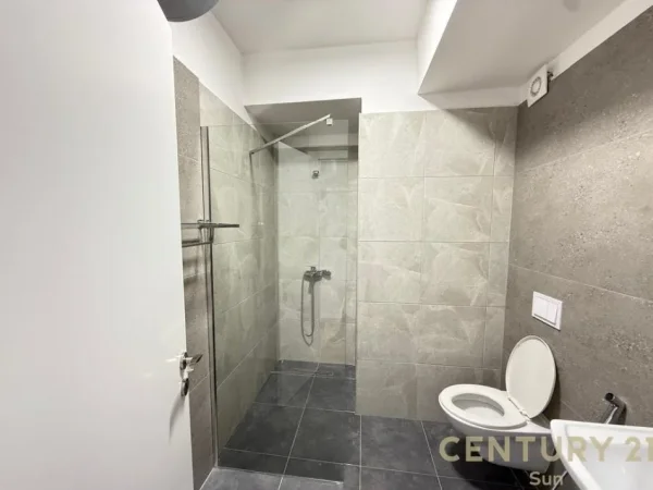 Tirane, jepet me qera zyre Kati 6, 117 m² 1.500 € (Rr. e Kavajes)