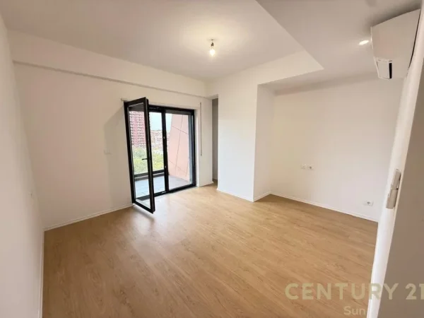 Tirane, jepet me qera zyre Kati 6, 117 m² 1.500 € (Rr. e Kavajes)