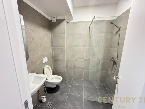 Tirane, jepet me qera zyre Kati 6, 117 m² 1.500 € (Rr. e Kavajes)