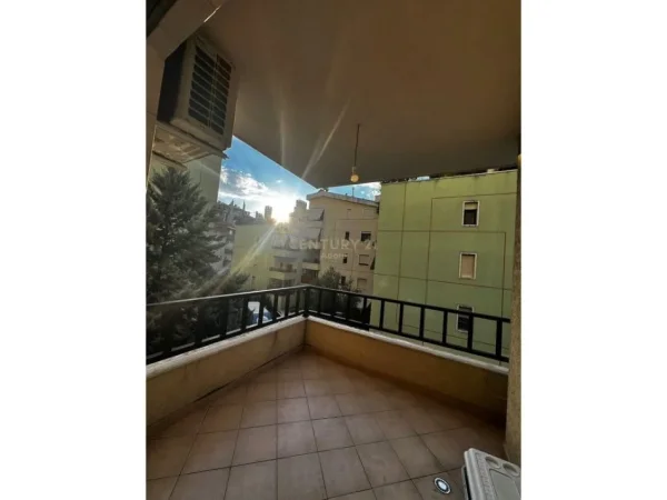 Tirane, jepet me qera apartament 2+1 Kati 2, 103 m² 850 € (Kopshti Botanik)