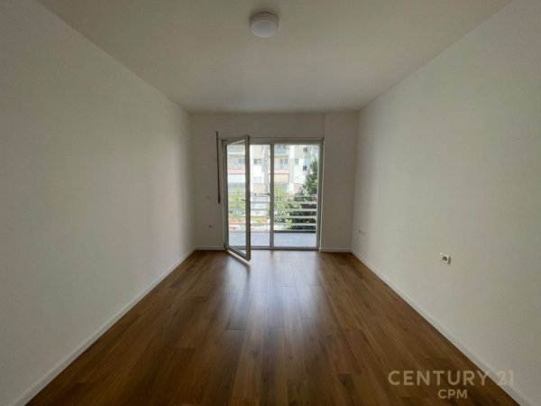 Tirane, jepet me qera zyre Kati 1, 118 m² 950 € (Komuna Parisit)