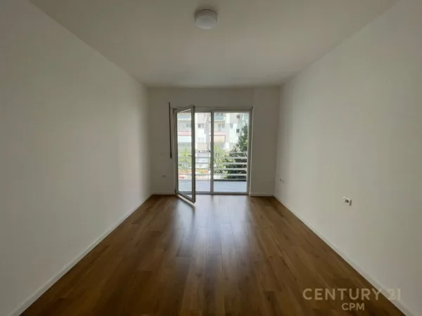 Tirane, jepet me qera zyre Kati 1, 118 m² 950 € (Komuna Parisit)