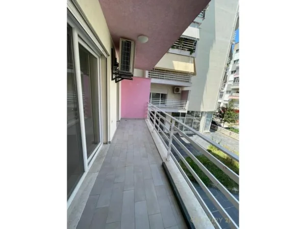 Tirane, jepet me qera zyre Kati 1, 118 m² 950 € (Komuna Parisit)