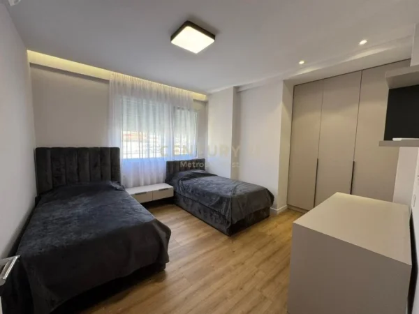 Tirane, jepet me qera apartament 2+1+Aneks+Ballkon Kati 6, 111 m² 950 € (Ish-Tregu Elektrik)