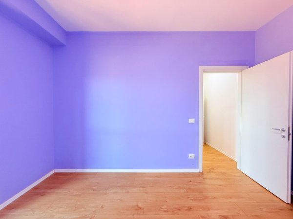 Tirane, jepet me qera ambjent biznesi , 110 m² 1.000 € (Garden Building)