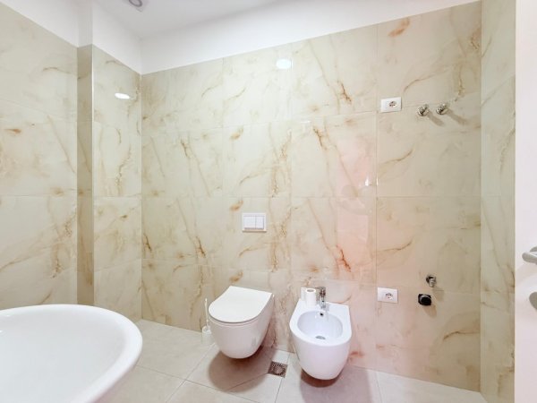 Tirane, jepet me qera ambjent biznesi , 110 m² 1.000 € (Garden Building)