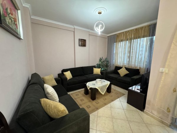 Tirane, jepet me qera apartament 1+1 Kati 3, 450 € 