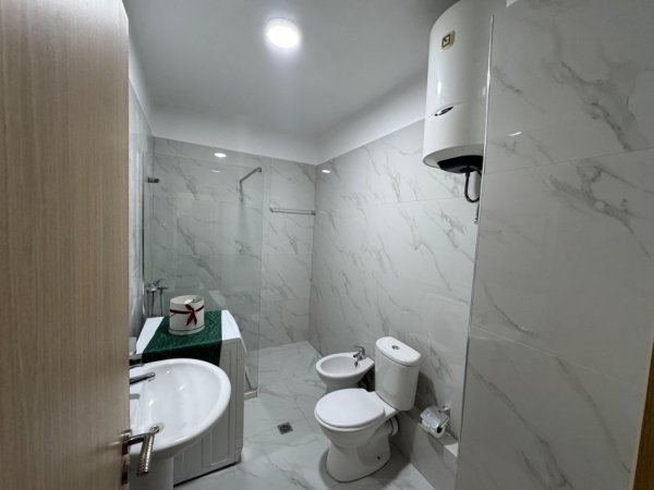 Tirane, jepet me qera apartament 1+1 Kati 3, 450 € 