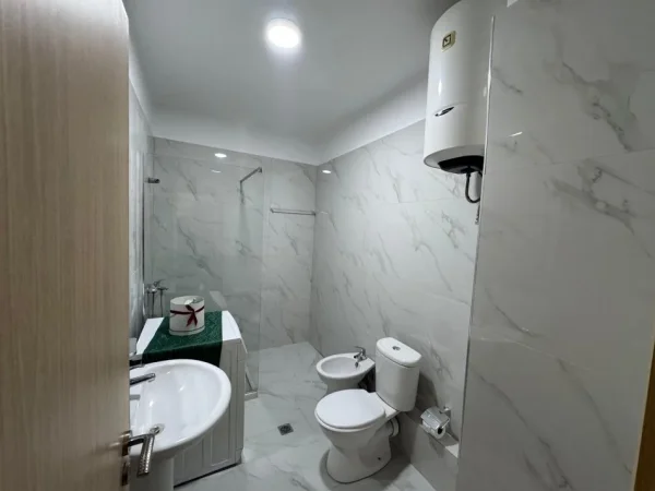 Tirane, jepet me qera apartament 1+1 Kati 3, 450 € 