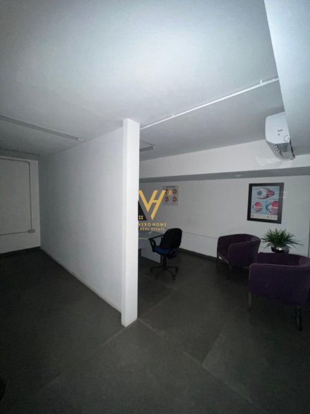 Tirane, jepet me qera dyqan Kati 0, 90 m² 1.800 € (STADIUMI DINAMO)