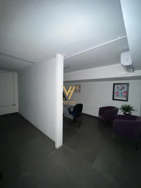 Tirane, jepet me qera dyqan Kati 0, 90 m² 1.800 € (STADIUMI DINAMO)