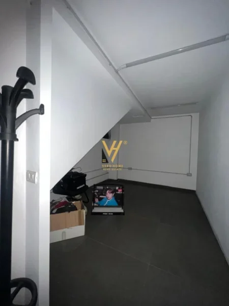 Tirane, jepet me qera dyqan Kati 0, 90 m² 1.800 € (STADIUMI DINAMO)