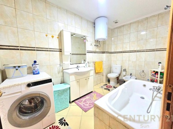 Tirane, jepet me qera apartament 2+1 Kati 8, 121 m² 650 € (Zogu i Zi)