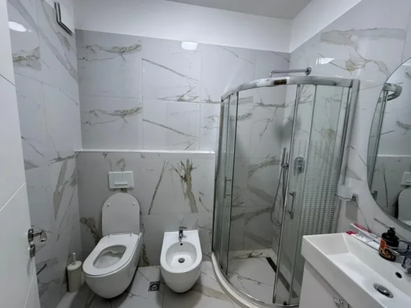 Tirane, jepet me qera apartament 1+1 Kati 1, 550 € 
