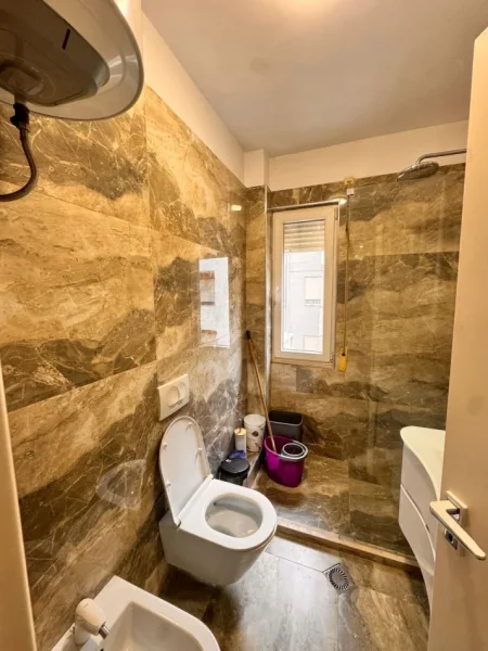 Tirane, jepet me qera apartament 2+1 , 110 m² 900 € (Liqeni i Thate)