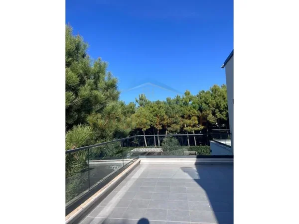 Durres, jepet me qera Vile Kati 1, 300 m² 7.500 € 