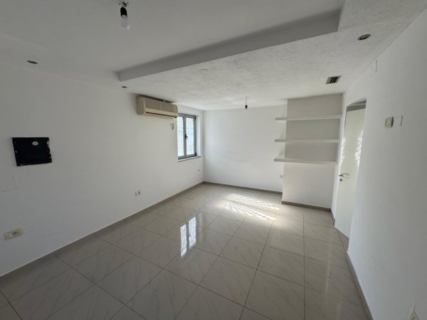 Tirane, jepet me qera zyre , 100 m² 800 € (Mine Peza)