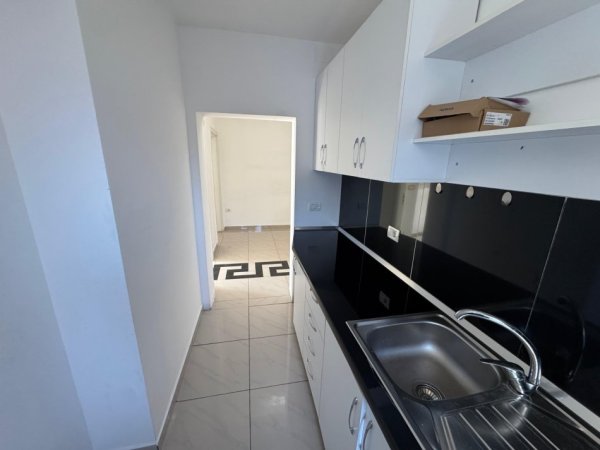Tirane, jepet me qera zyre , 100 m² 800 € (Mine Peza)