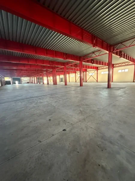 Tirane, jepet me qera magazine Kati 0, 1.500 m² 6.000 € (Vaqarr)