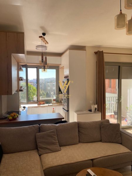 Tirane, jepet me qera apartament 2+1+Ballkon Kati 7, 107 m² 750 € (PORCELAN)