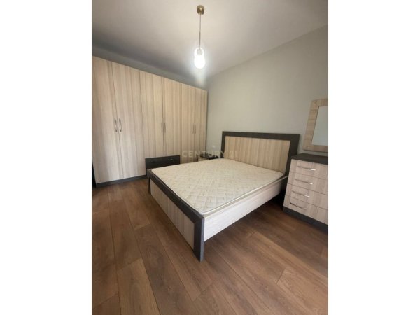 Tirane, jap me qera apartament 1+1 Kati 4, 52 m² 400 € (Fresku)