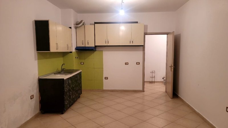 Tirane, jepet me qera apartament 2+1+Ballkon Kati 6, 90 m² 370 € (Astir/Rr.Foto Xhavella)