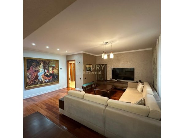 Tirane, jepet me qera apartament 3+1+Aneks Kati 1, 140 m² 1.800 € (Bllok)