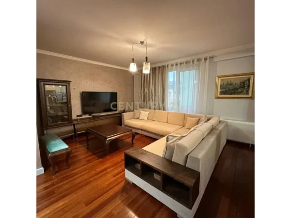 Tirane, jepet me qera apartament 3+1+Aneks Kati 1, 140 m² 1.800 € (Bllok)