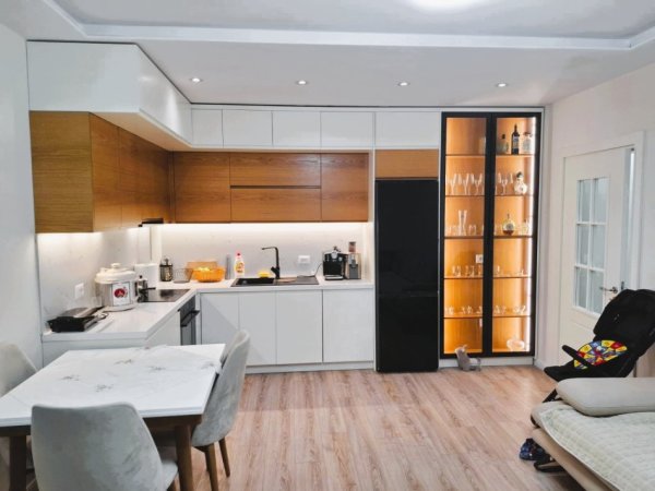 Tirane, shes apartament 1+1+Ballkon Kati 3, 74 m² 160.000 € (Rruga Sali Butka, pranë Square 21 dhe Kompleksit Delijorgji)