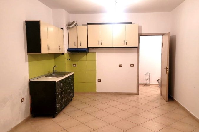 Jepet me Qera Apartament Bosh 2+1 ne Astir tek (2 Palmat),   80 m² 350 €uro