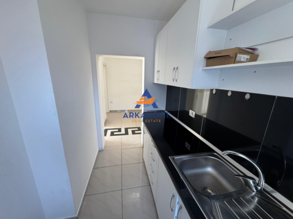 Tirane, jepet me qera zyre Kati 1, 100 m² 800 € (MINE PEZA)