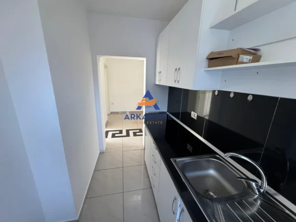 Tirane, jepet me qera zyre Kati 1, 100 m² 800 € (MINE PEZA)