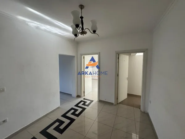 Tirane, jepet me qera zyre Kati 1, 100 m² 800 € (MINE PEZA)