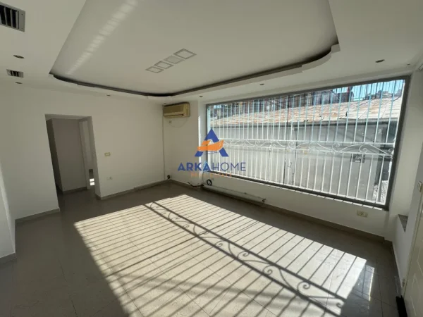 Tirane, jepet me qera zyre Kati 1, 100 m² 800 € (MINE PEZA)
