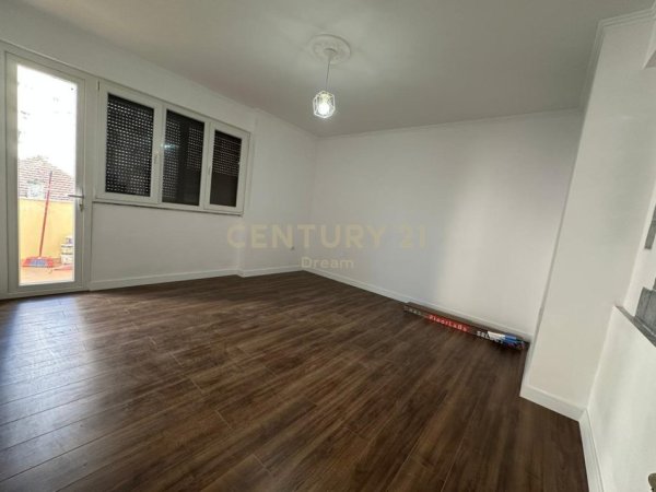 Tirane, jepet me qera zyre Kati 4, 100 m² 650 € (Prane Bulevardit Zogu i I)