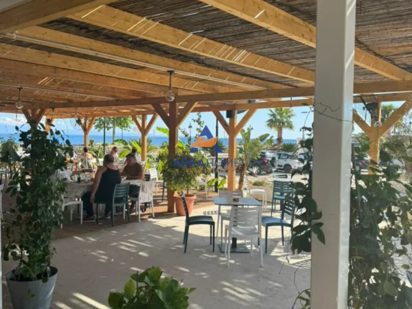 Vlore, jepet me qera bar-resorant Kati 0, 400 m² 30.000 € (HIMARE)