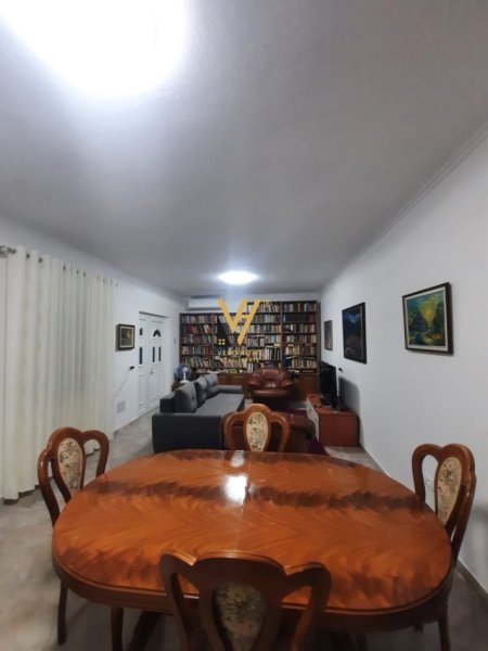 Tirane, jepet me qera apartament 2+1+Ballkon Kati 0, 95 m² 800 € (QENDER)