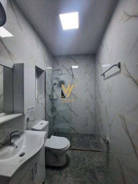 Tirane, jepet me qera apartament 2+1+Ballkon Kati 0, 95 m² 800 € (QENDER)