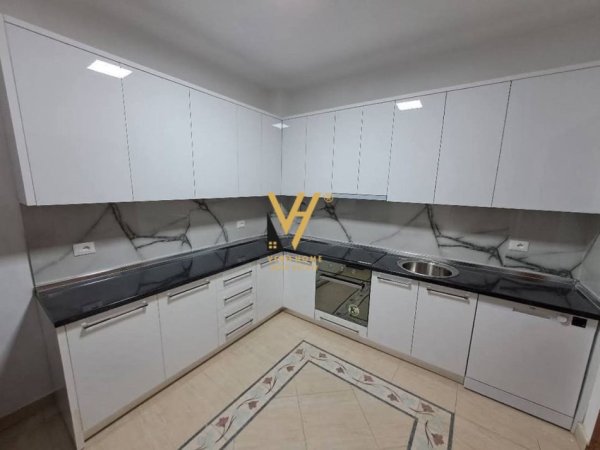 Tirane, jepet me qera apartament 2+1+Ballkon Kati 0, 95 m² 800 € (QENDER)