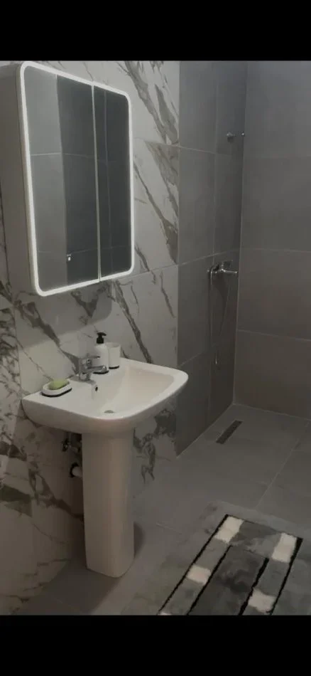 Tirane, jepet me qera apartament 2+1+Ballkon Kati 4, 97 m² 450 € (univers city)