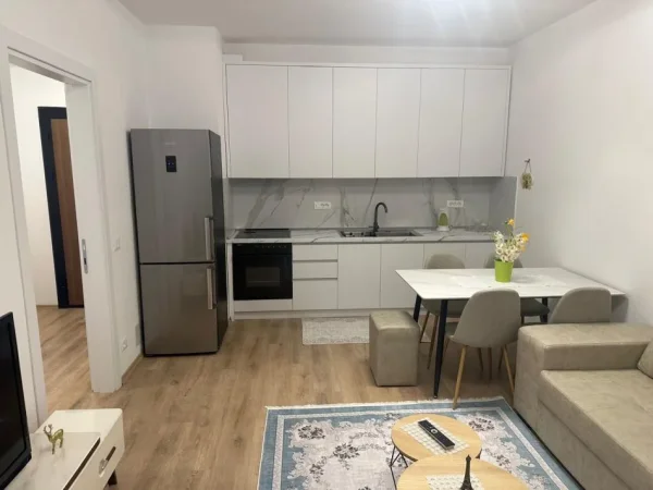 Tirane, jepet me qera apartament 2+1+Ballkon Kati 4, 97 m² 450 € (univers city)