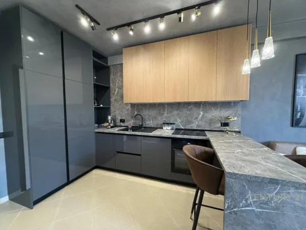 Jepet me qera 1+1 Kati 4, 67 m² 600 € (Shkoze)