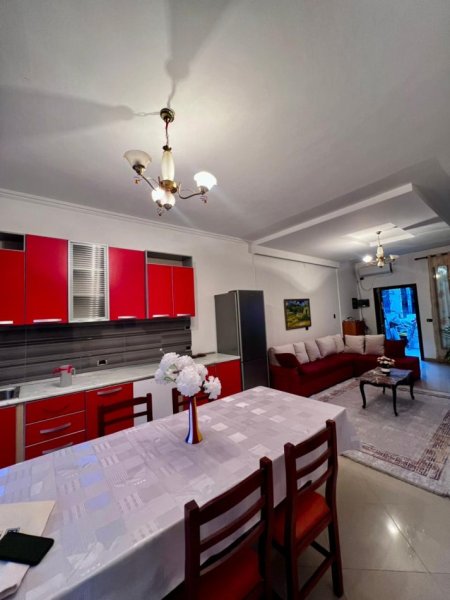 Tirane, jepet me qera apartament 2+1+Aneks+Ballkon Kati 4, 115 m² 500 € (Prane Universitetit Marlin Barleti)