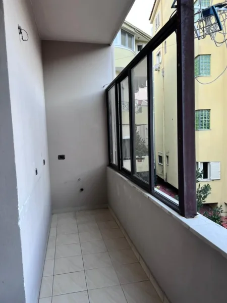 Tirane, jepet me qera apartament 2+1+Aneks+Ballkon Kati 4, 115 m² 500 € (Prane Universitetit Marlin Barleti)