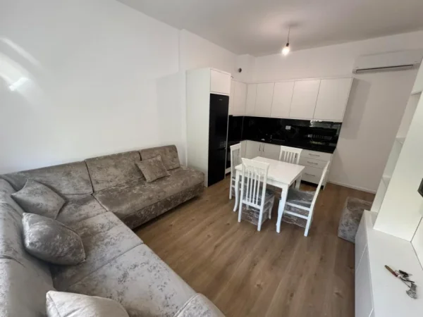 Tirane, jepet me qera apartament 2+1 Kati 3, 450 €