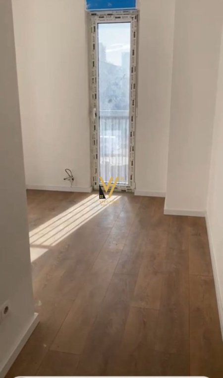 Tirane, jepet me qera zyre Kati 1, 26 m² 300 € (RRUGA E BURGUT)