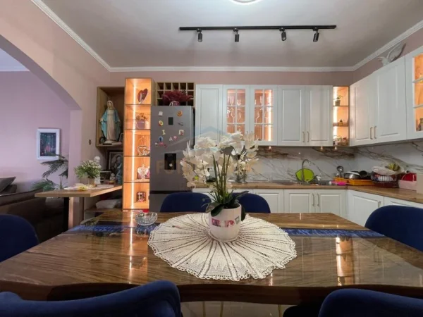 Tirane, shitet shtepi 1 Katshe , 185 m² 235.000 € (VASI SHANTO)