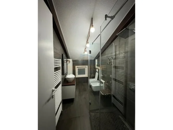 Tirane, jepet me qera apartament 3+1 Kati 3, 113 m² 2.200 € 